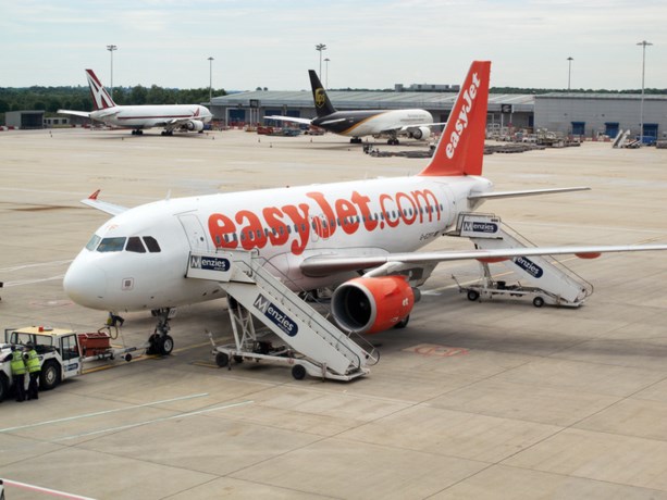 Passagiers bouwen feestje in toestel EasyJet; vlucht geannuleerd