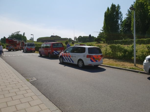 Grasmaaier valt van talud; bestuurder overleden