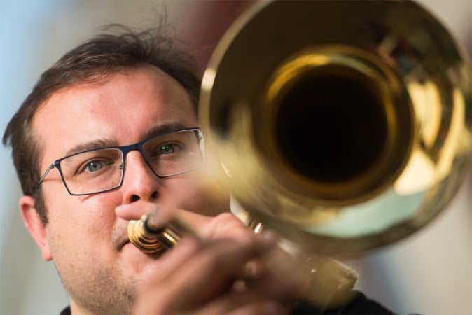 Laat trombonist Jos van den Heuvel maar schuiven