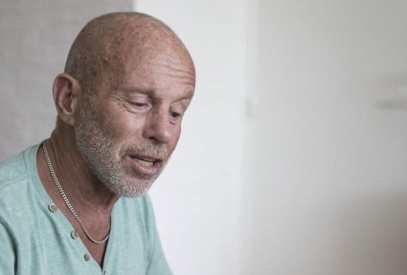 Deels verlamde Ron loopt 10 kilometer ondanks afgelasting loopevenement