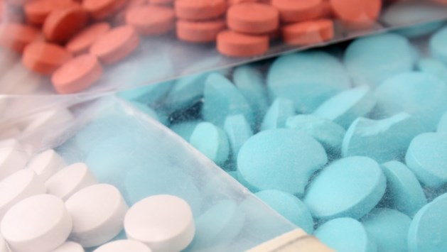 Honderden xtc-pillen en kamagra gevonden in woning: bewoner opgepakt
