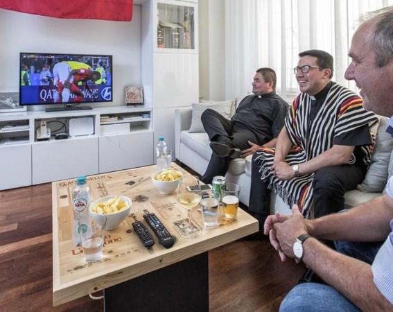 WK kijken met een Colombiaans Roermondse priester: 'In Colombia kan iedereen voetballen'