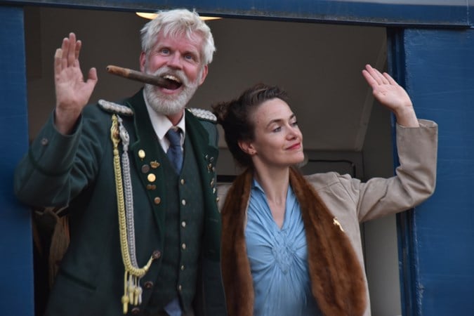 Theaterstuk over Kaiser Wilhelm gespeeld in een oude trein