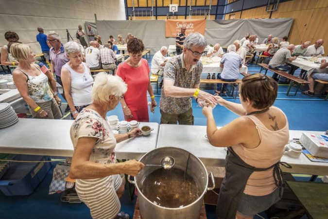 Sporthal als Limburgs wandelaarshotel tijdens Vierdaagse