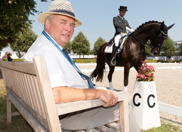 Steward Har heeft alleen oog voor het paard