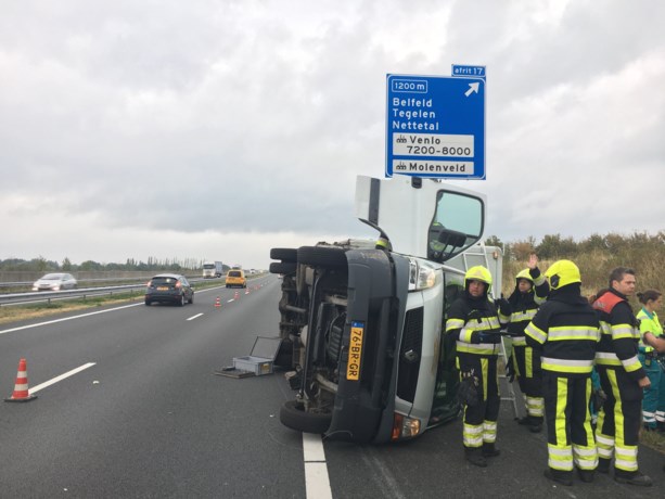 File door gekantelde verhuiswagen op A73