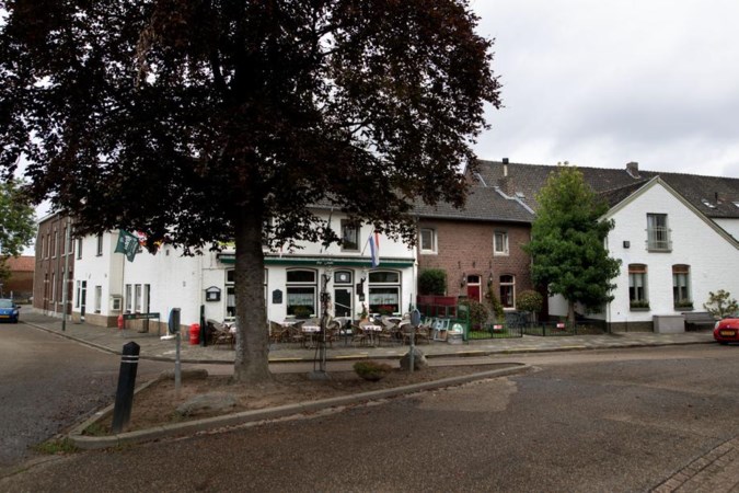 Asfalt maakt plaats voor klinkers: Mesch wordt wat ‘dorpser’