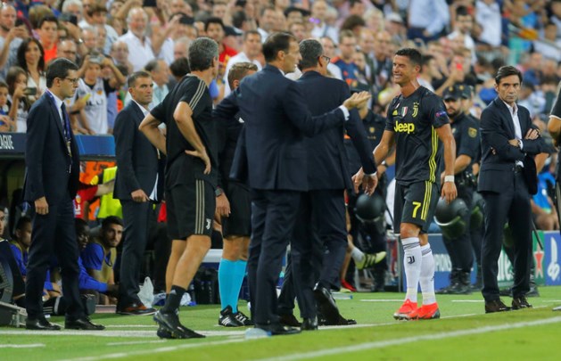 Ronaldo na eerste rood in CL in tranen van het veld