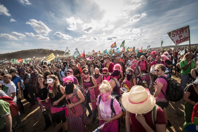 Rooien Hambacher Forst verboden: boomhutten terug en feeststemming