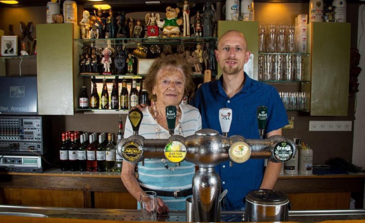 Laatste café voor de grens is dicht: hoe Tiny (92) de grip langzaam verloor