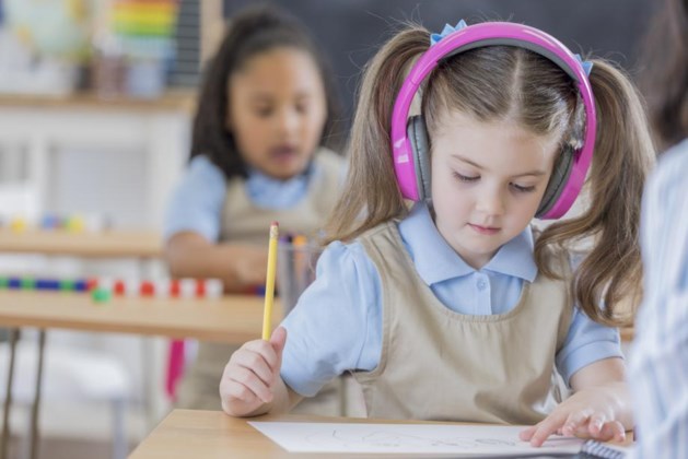 Last van geroezemoes in de klas: helpt een koptelefoon? - De Limburger