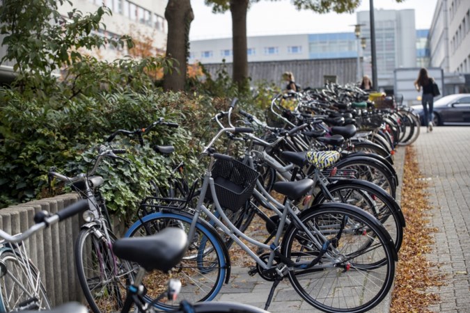 Gevaar op de weg door fout geparkeerde fietsen