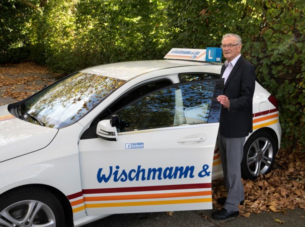 Instructeur Thei Wischmann (85) moet zelf rij-examen doen