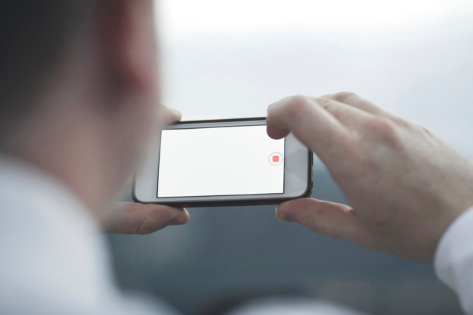 'Ik film en deel, dus ik besta?'