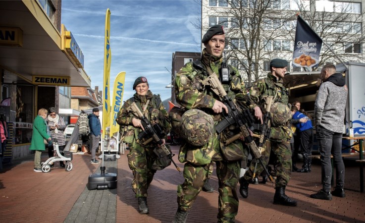 Zwaarbewapende militairen zoeken tussen winkelend publiek naar 'terroristen'