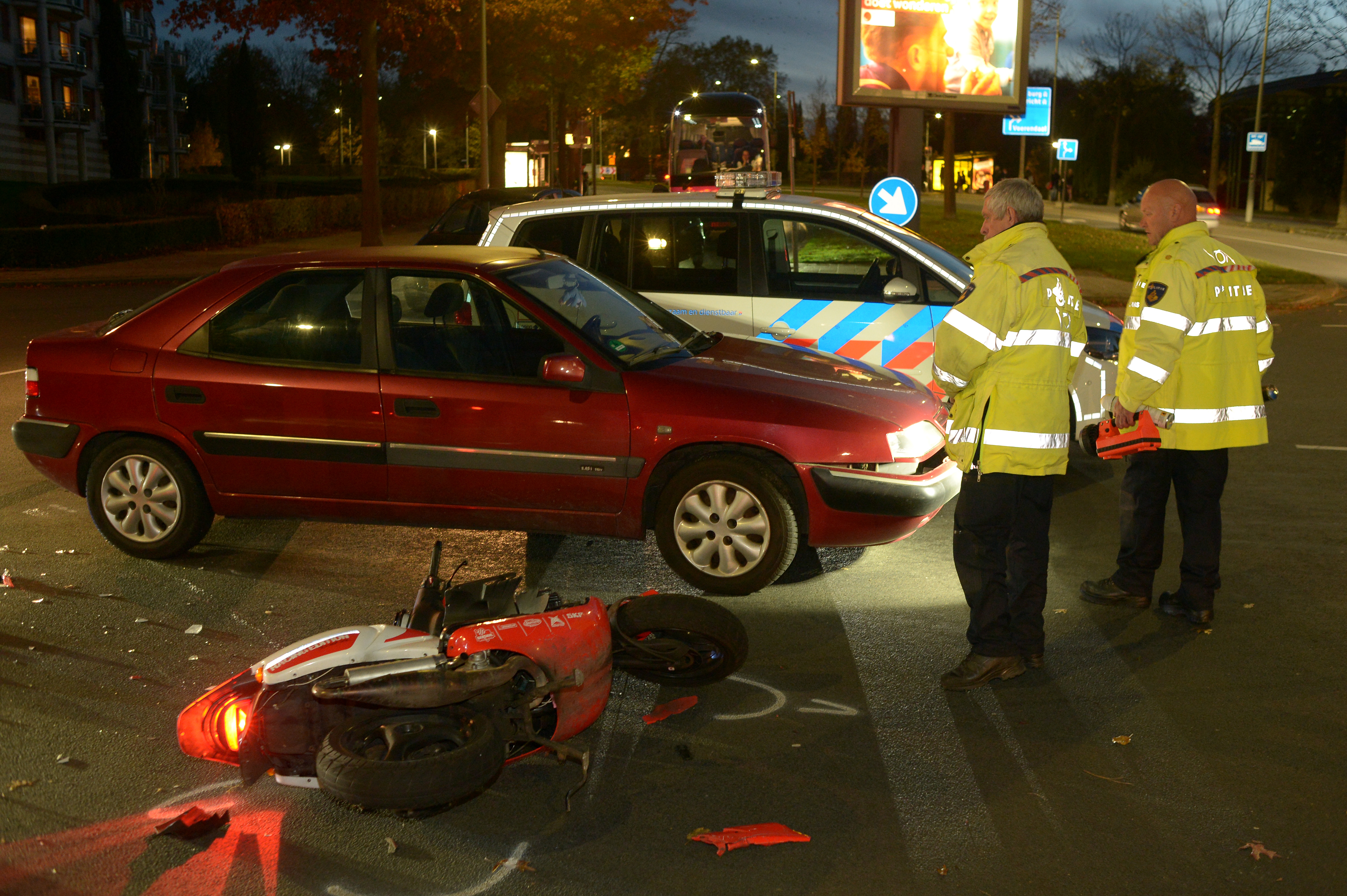 Scooterrijder gewond na aanrijding met personenauto