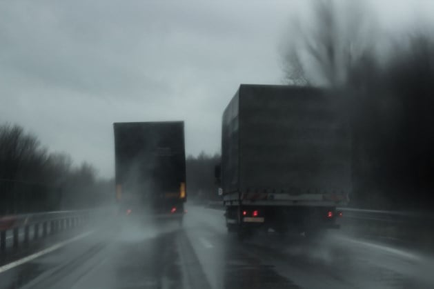 Camera's in Vlaanderen tegen inhalende vrachtwagens bij regen
