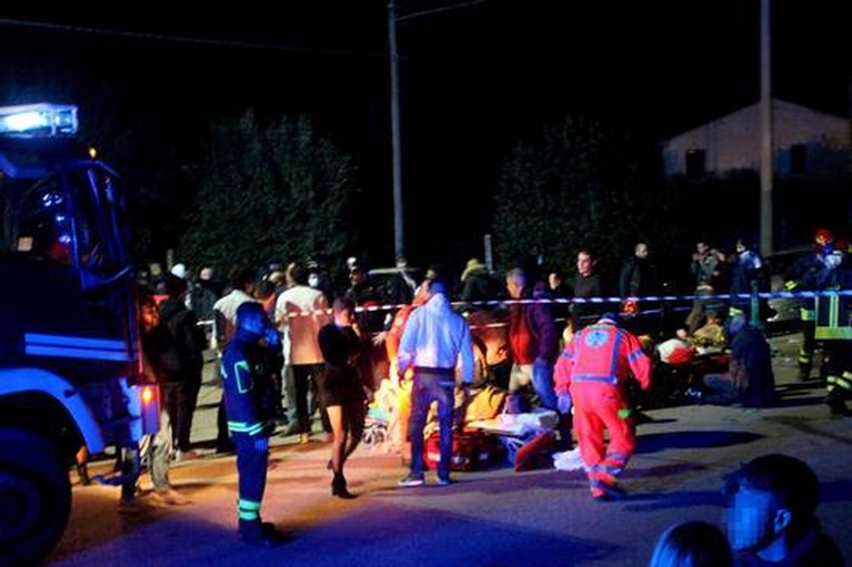 ‘Tientallen jongeren vielen van noodbrug in overvolle Italiaanse discotheek’