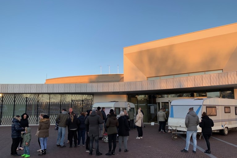 Woonwagenbewoners ketenen zich vast voor gemeentehuis Landgraaf