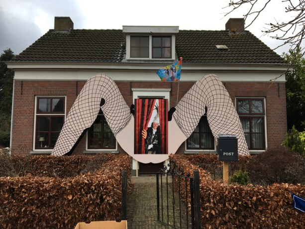 Beentjes de lucht in! Carnavaleske kerstversiering baart opzien