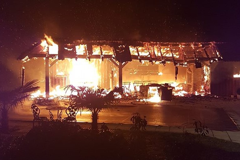 Overkapping gaat in vlammen op in Bunde