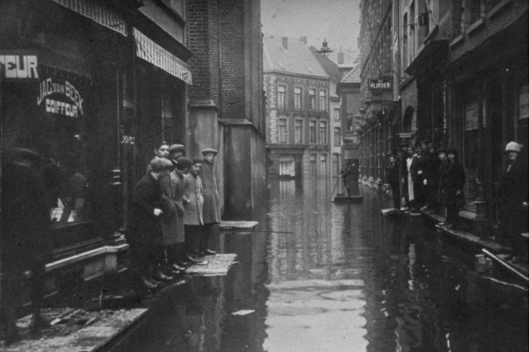Op een voetstuk in de Gasthuisstraat