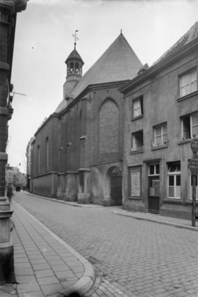 Op een voetstuk in de Gasthuisstraat