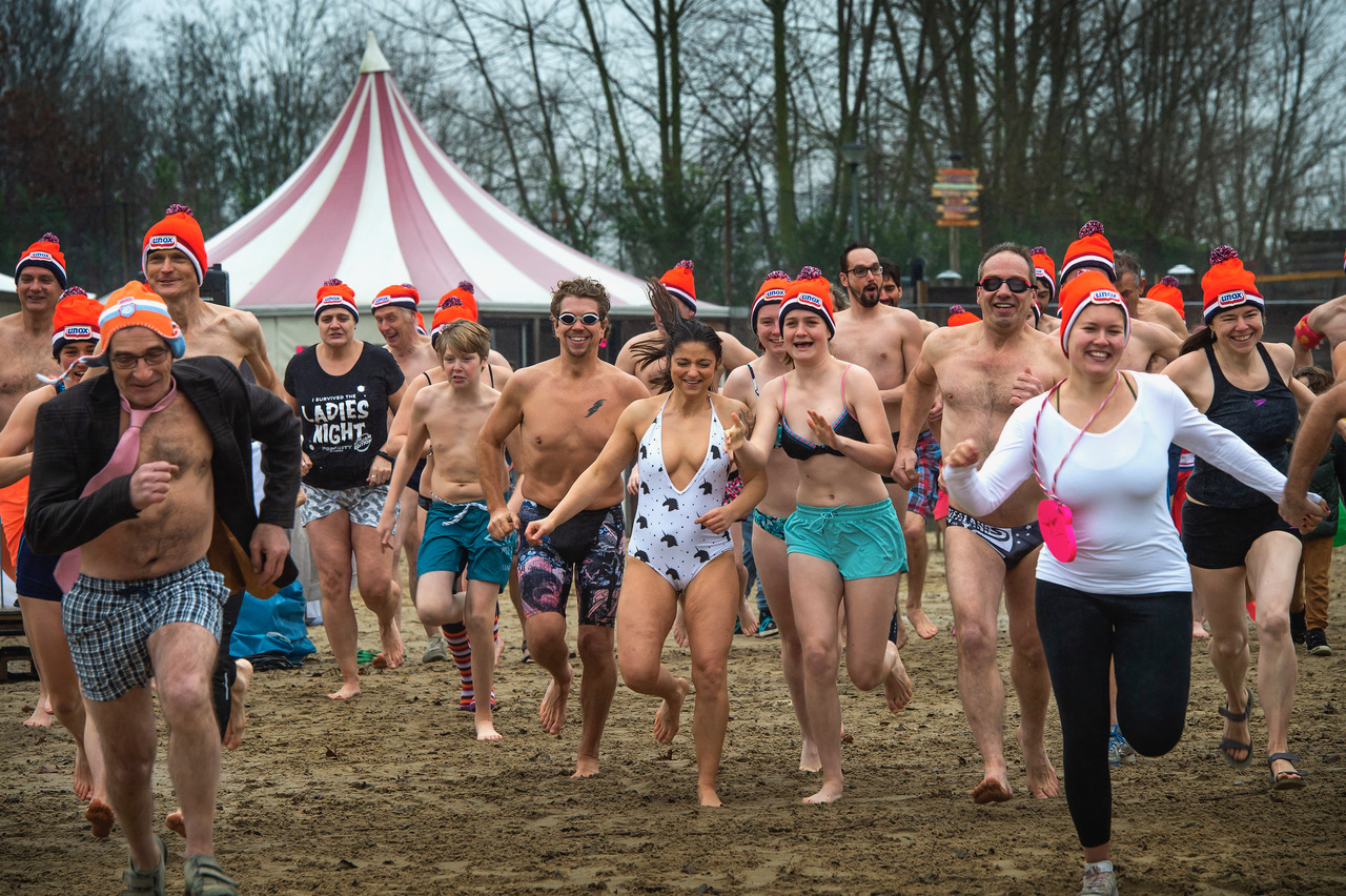 FOTO's en VIDEO: Bibberen bij nieuwjaarsduik - De Limburger