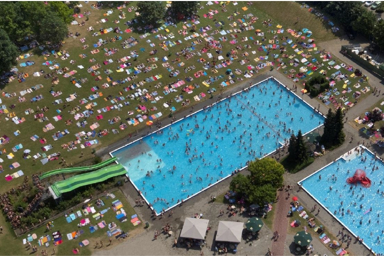 Warme zomer levert zwembad Mosaqua in Gulpen fors meer bezoe ...