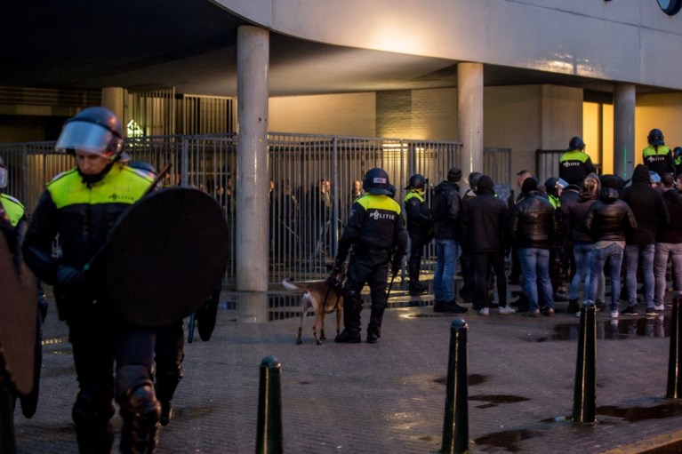 Gemoederen lopen op na wedstrijd MVV: politie sluit fans op in supportershome