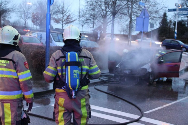 Auto vliegt tijdens het rijden in brand
