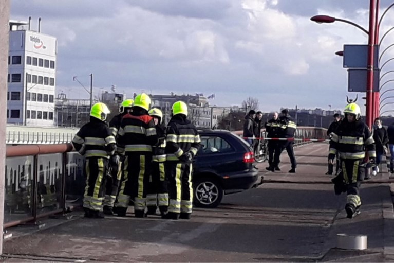 Bizar ongeluk: auto knalt vol door reling Maasbrug Venlo