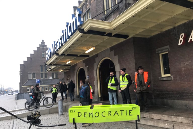 Internationale ‘gele-hesjeswandeling’ in Maastricht rustig verlopen