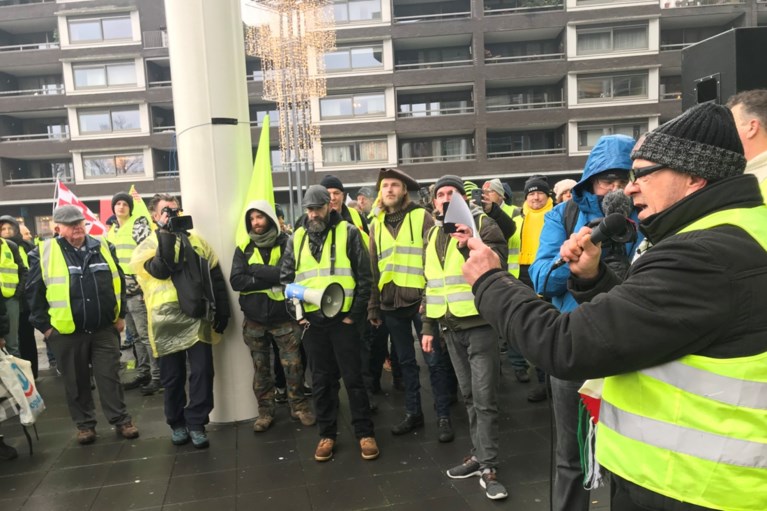 Internationale ‘gele-hesjeswandeling’ in Maastricht rustig verlopen