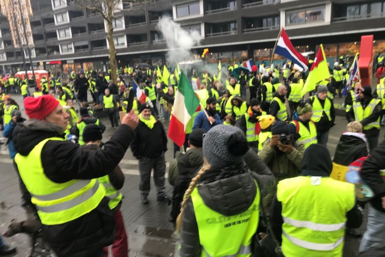 Internationale ‘gele-hesjeswandeling’ in Maastricht rustig verlopen