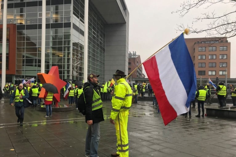 Internationale ‘gele-hesjeswandeling’ in Maastricht rustig verlopen