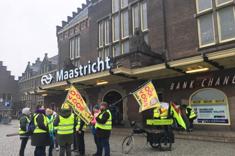 Internationale ‘gele-hesjeswandeling’ in Maastricht rustig verlopen