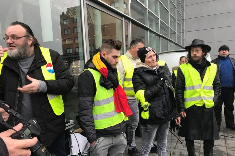 Internationale ‘gele-hesjeswandeling’ in Maastricht rustig verlopen