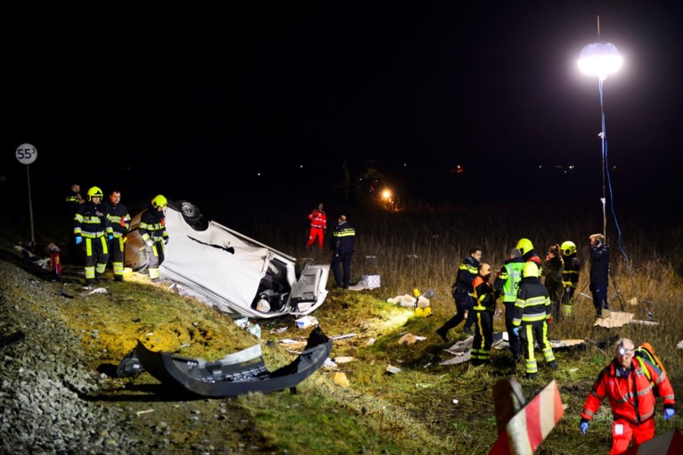 Video: Bestuurder bestelbusje (29) raakt zwaargewond bij harde botsing met trein