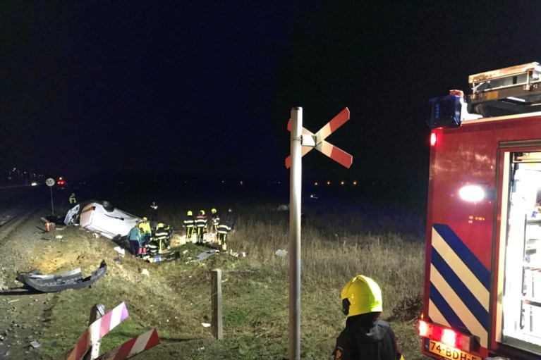 Video: Bestuurder bestelbusje (29) raakt zwaargewond bij harde botsing met trein