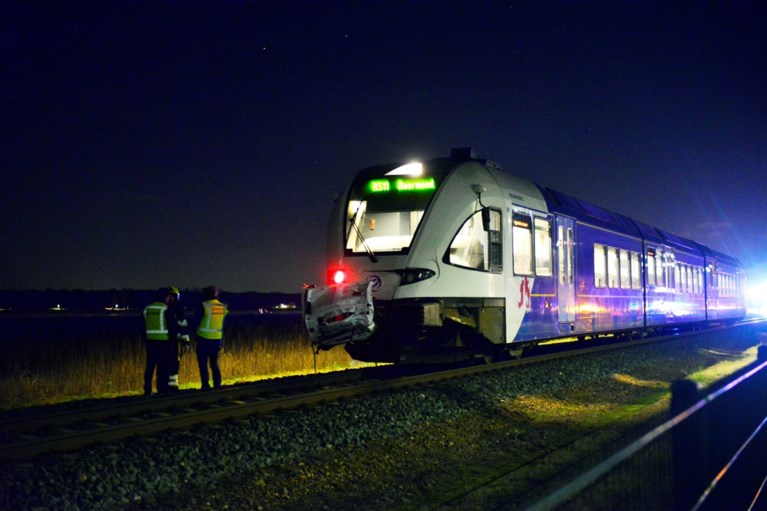 Video: Bestuurder bestelbusje (29) raakt zwaargewond bij harde botsing met trein
