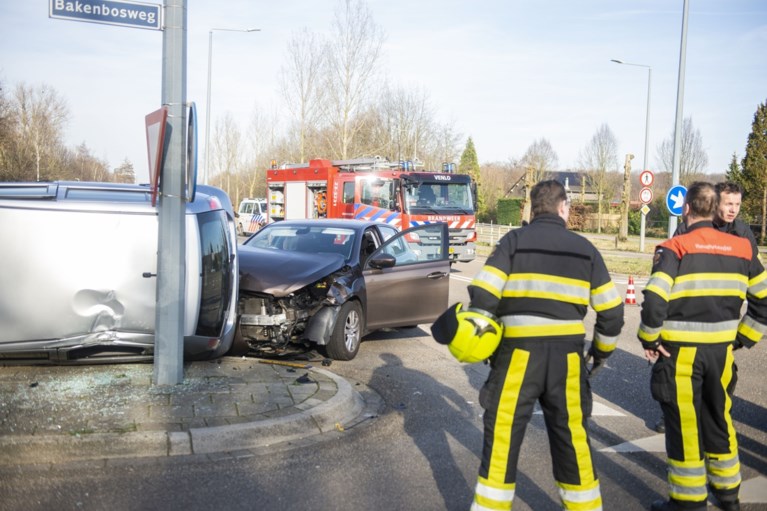 Auto op zijn kant na botsing in Tegelen