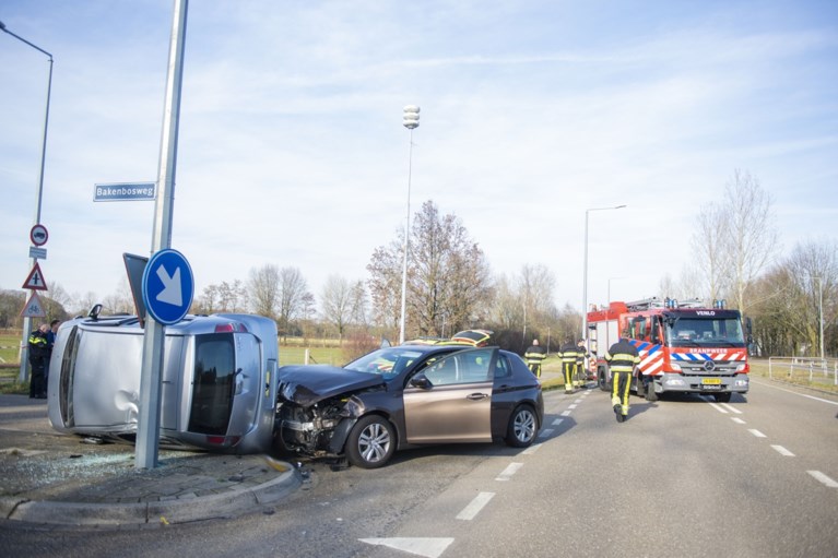 Auto op zijn kant na botsing in Tegelen