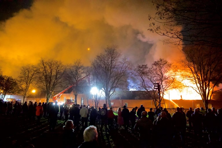 Video: Brandweerman wordt onwel bij blussen van grote uitslaande brand