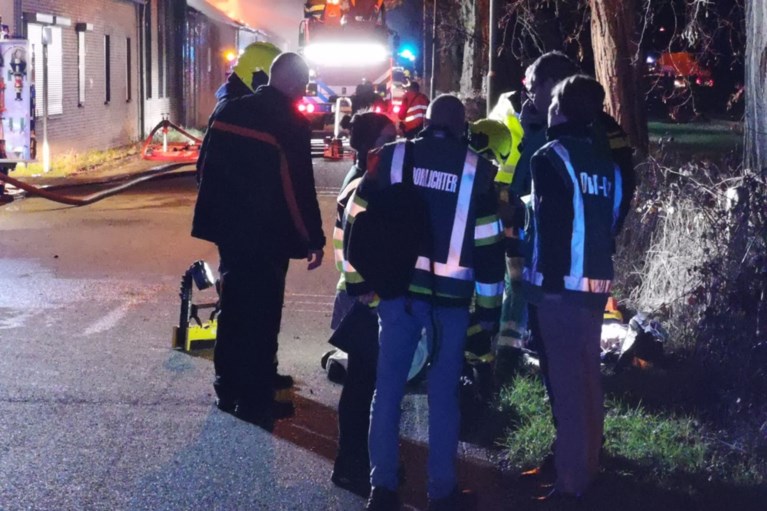 Video: Brandweerman wordt onwel bij blussen van grote uitslaande brand