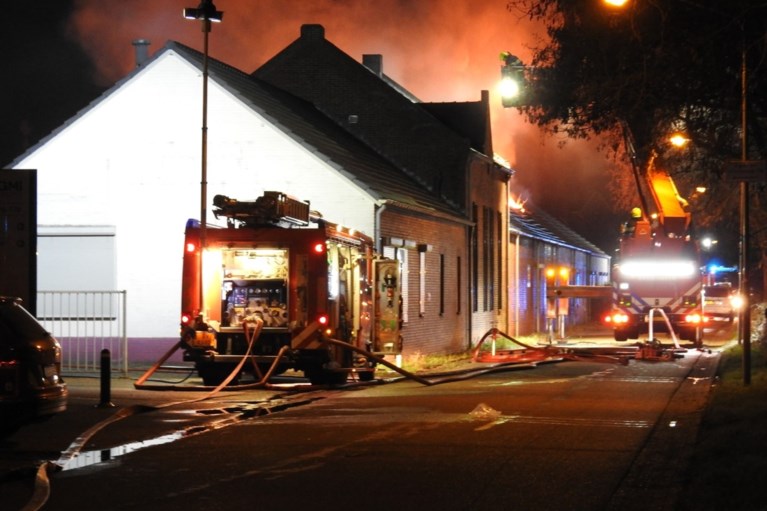 Video: Brandweerman wordt onwel bij blussen van grote uitslaande brand