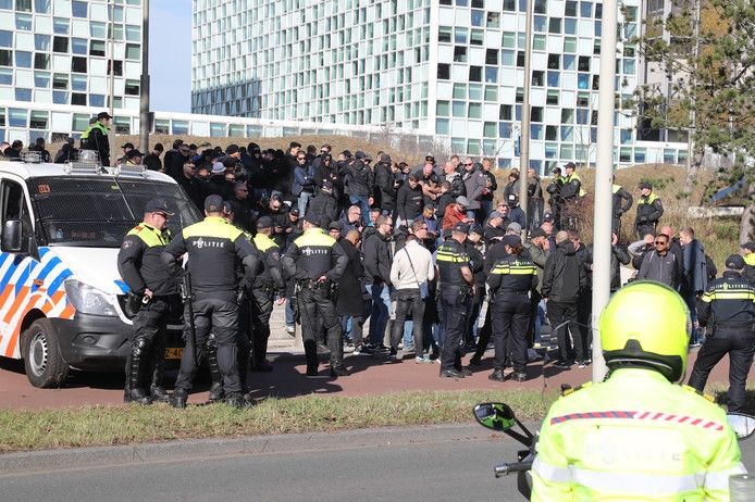 Den Haag voorkomt clash fans ADO en Ajax - De Limburger