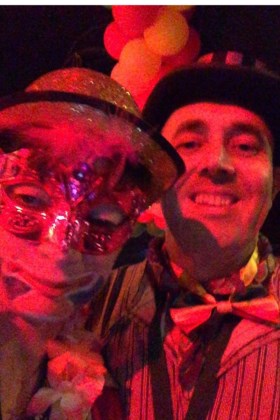 Carnavalsliefdes: Caroline en Sjaak bij café Verlaek in Helden