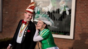 Carnavalsliefdes: Liefde op het eerste gezicht tussen dansmarieke en prins in de polonaise 