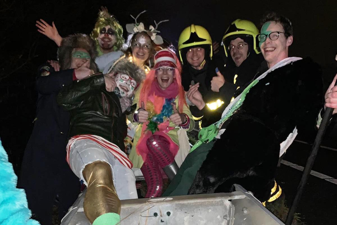 Bus carnavalisten maakt gezellige boel van panne langs de snelweg - De Limburger